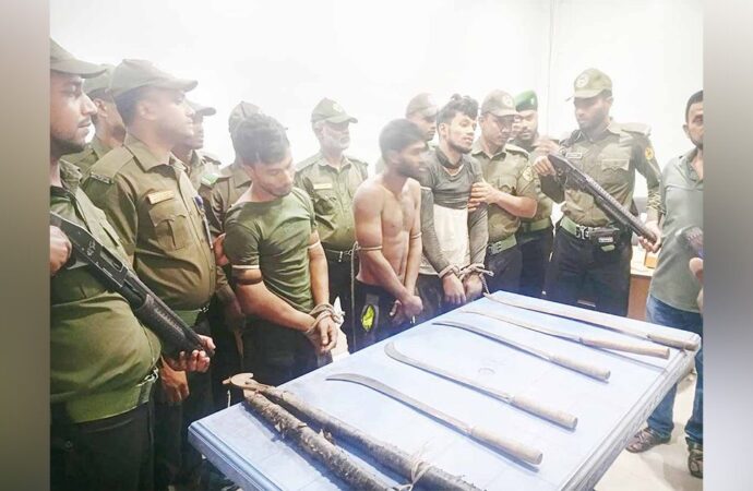 সীতাকুণ্ডে আনসারদের সাহসিকতায় ডাকাত(i)র কান্ড রুখে দেওয়া, ৩ জন আটক