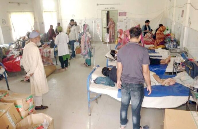 বরিশাল শের-ই-বাংলা মেডিকেল কলেজ হাসপাতালে এক ওয়ার্ডে নারী-পুরুষের চিকিৎসা সমস্যা