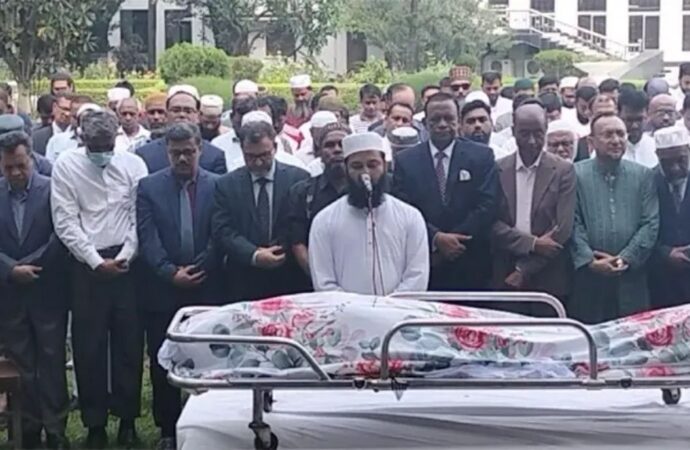 সুপ্রিম কোর্টে ব্যারিস্টার শফিক আহমেদের শেষ জানাজা অনুষ্ঠিত
