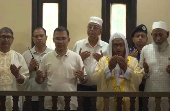 প্রধানমন্ত্রী টাঙ্গাইলে মওলানা ভাসানীর মাজার জিয়ারত করলেন