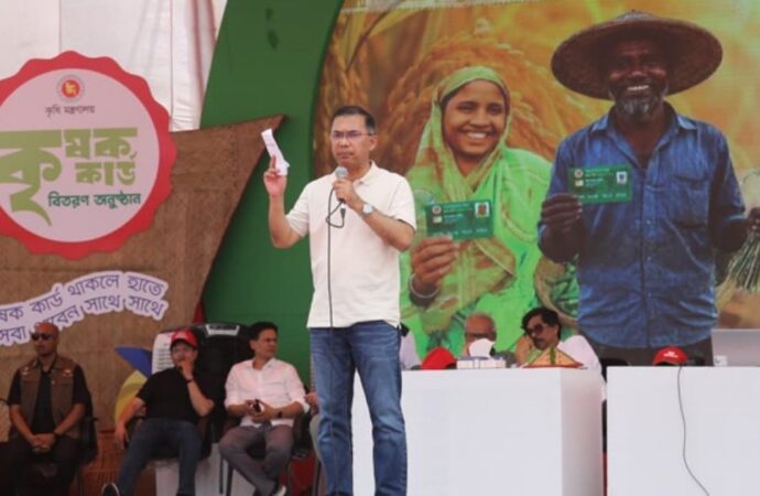 প্রথম দিনেই প্রধানমন্ত্রী কৃষকদের হাতে ‘কৃষক কার্ড’ ও চারা বিতরণ