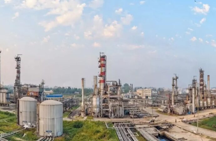 অপরিশোধিত তেল সংকটের কারণে একমাত্র রাষ্ট্রায়ত্ত তেল শোধনাগার বন্ধ ঘোষণা
