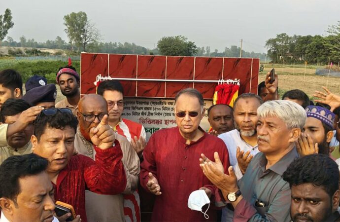 সিরাজগঞ্জে ৩৪ কোটি টাকা ব্যয়ে বিশাল ব্রিজের ভিত্তি প্রস্তর স্থাপন করেন বিদ্যুৎমন্ত্রী