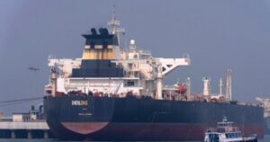 মার্কিন নিষেধাজ্ঞা অগ্রাহ্য করে চীনা জাহাজ হরমুজ প্রণালি অতিক্রম