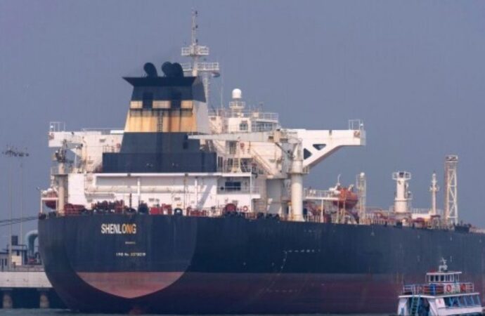 মার্কিন নিষেধাজ্ঞা অগ্রাহ্য করে চীনা জাহাজ হরমুজ প্রণালি অতিক্রম