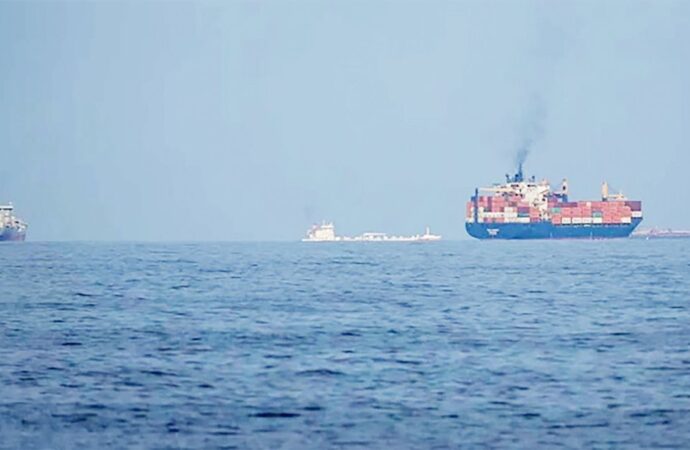 অবরোধের মাঝে প্রথম তেলবাহী ট্যাংকার হরমুজ পাড়ি দিলো, গন্তব্য পাকিস্তান