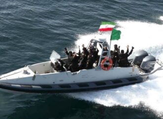 ইরানের হুমকি: জাহাজে গুলি চালিয়ে হরমুজ নিয়ন্ত্রণে দাবি