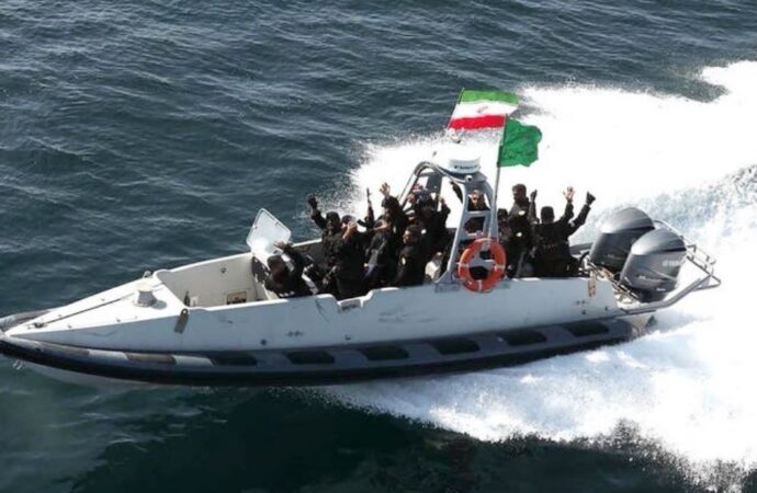 ইরানের হুমকি: জাহাজে গুলি চালিয়ে হরমুজ নিয়ন্ত্রণে দাবি