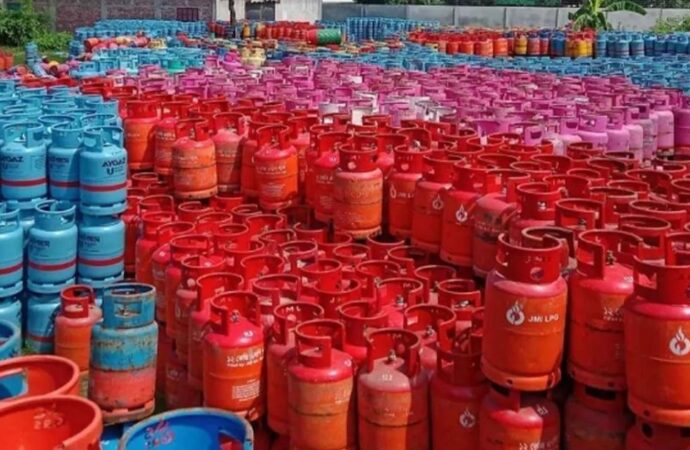 ১২ কেজি এলপিজি সিলিন্ডারের মূল্য বেড়ে ১৯৪০ টাকা