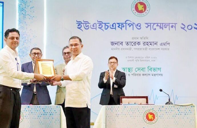 প্রধানমন্ত্রীর হাত থেকে শ্রেষ্ঠ উপজেলা স্বাস্থ্য কর্মকর্তার সম্মাননা পেলেন ডা. তানসিভ জুবায়ের নাদিম