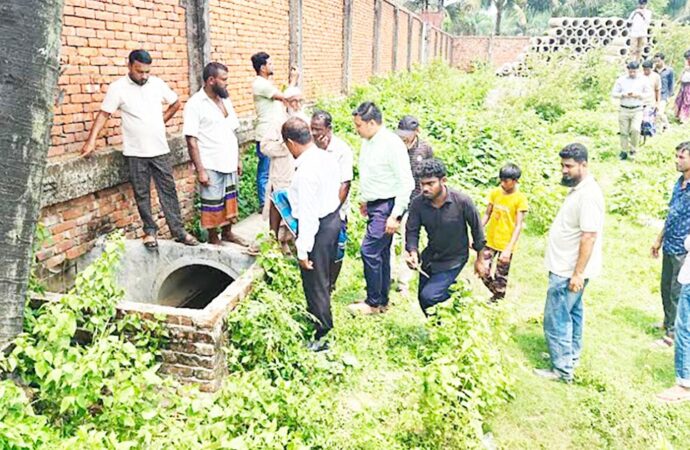 ভালুকায় পরিবেশ দূষণে টেক্সটাইল কারখানার ড্রেন বন্ধ