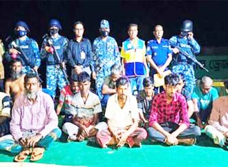 পদ্মায় মধ্যরাতে বালু উত্তোলনে ১০ জন আটক, জব্দ ১ ড্রেজার ও ২ ক্যারিং বডি