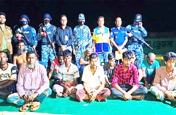 পদ্মায় মধ্যরাতে বালু উত্তোলনে ১০ জন আটক, জব্দ ১ ড্রেজার ও ২ ক্যারিং বডি