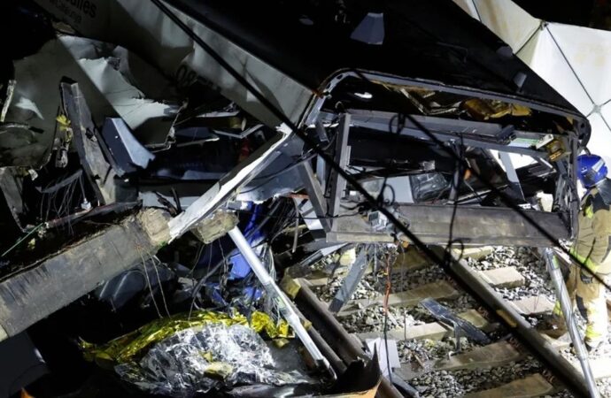 বার্সেলোনায় রেল দুর্ঘটনায় চালক নিহত, আহত বহু