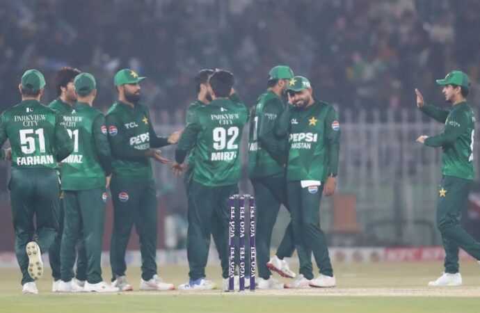 পাকিস্তানের বিশ্বকাপ স্কোয়াড চূড়ান্ত: রিজওয়ান ও রউফ বাদ, নেতৃত্বে বাবর আজম