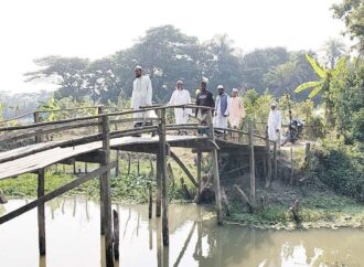 নড়বড়ে কাঠের ব্রিজে ঝুঁকিপূর্ণ পারাপার