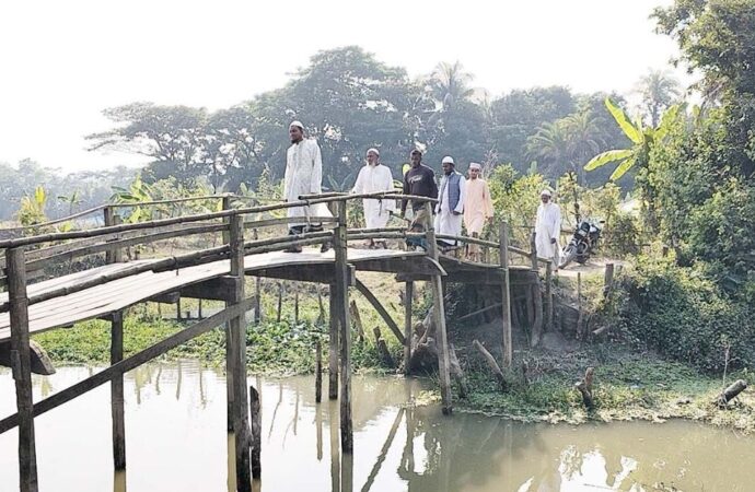 নড়বড়ে কাঠের ব্রিজে ঝুঁকিপূর্ণ পারাপার