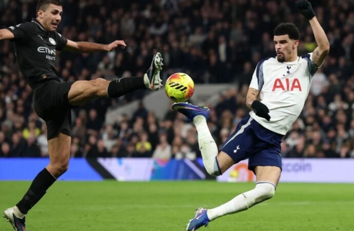 সোলাঙ্কের অবিশ্বাস্য ‘স্করপিয়ন কিকে’ ড্র ম্যানসিটির, শিরোপা স্বপ্নে বড় ধাক্কা