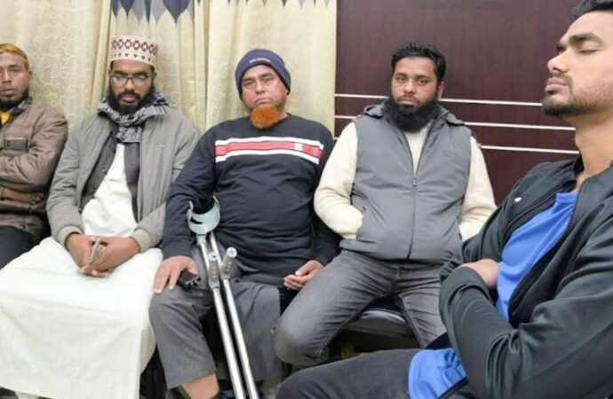 কম্বল দিয়ে ভোট চাইতে গিয়ে জামায়াতের ৫ নেতা আটক, অর্থদণ্ড