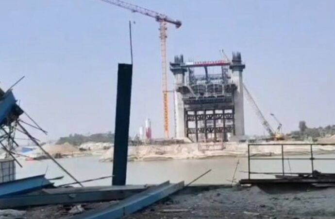 পায়রা বন্দরে সেতুর সাটার ভেঙে নদীতে পড়ে নিহত ১, আহত ১০