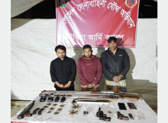 উখিয়ায় যৌথবাহিনীর অভিযানে অস্ত্র-গোলাবারুদসহ আটক ৩