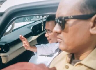 জনতার ভালোবাসায় সিক্ত তারেক রহমান, জুমার নামাজে যাওয়ার পথে কৃতজ্ঞতা প্রকাশ