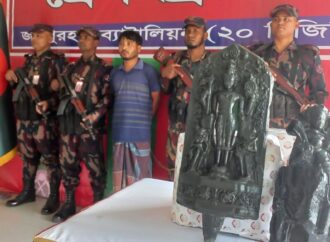 দিনাজপুরে বিজিবির অভিযান: ২৫ কেজি ওজনের দুই কষ্টিপাথরের মূর্তিসহ আটক ১