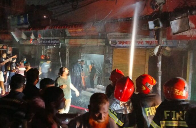 টঙ্গী বাজার ফোম মার্কেটে ভয়াবহ আগ্নিকাণ্ড