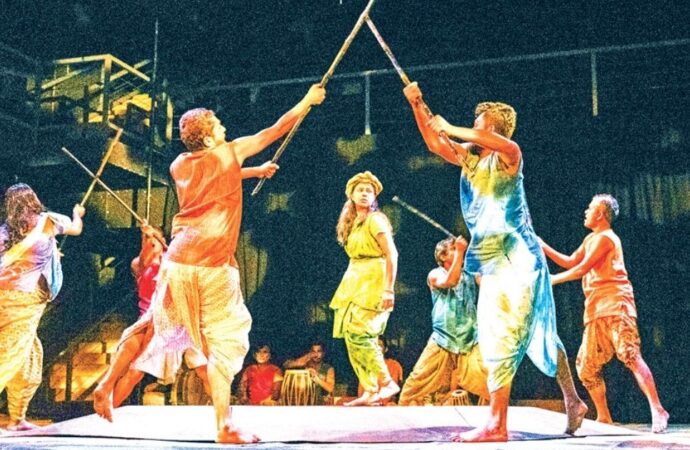 কেন্দ্রীয় শহীদ মিনারে শততম প্রদর্শনীর মাইলফলক ছুঁতে যাচ্ছে বটতলার কালজয়ী নাটক
‘খনা’