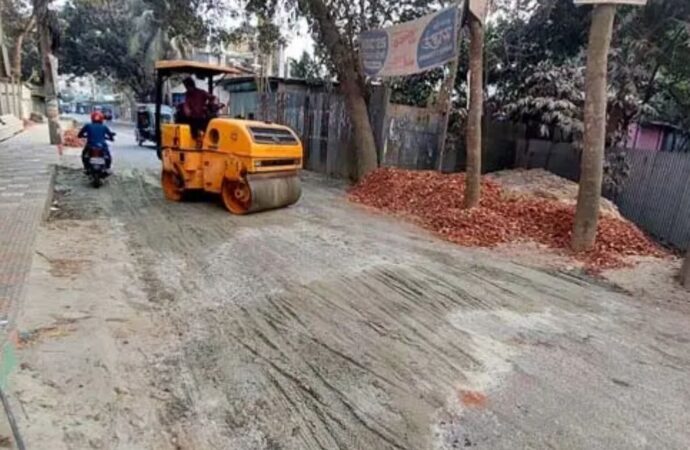 গোয়ালন্দে খানাখন্দে ভরা সড়ক মেরামত শুরু