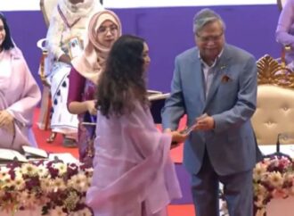 ‘শ্রেষ্ঠ অদম্য নারী’ সম্মাননা পেলেন খালেদা জিয়া, গ্রহণ করলেন জাইমা রহমান