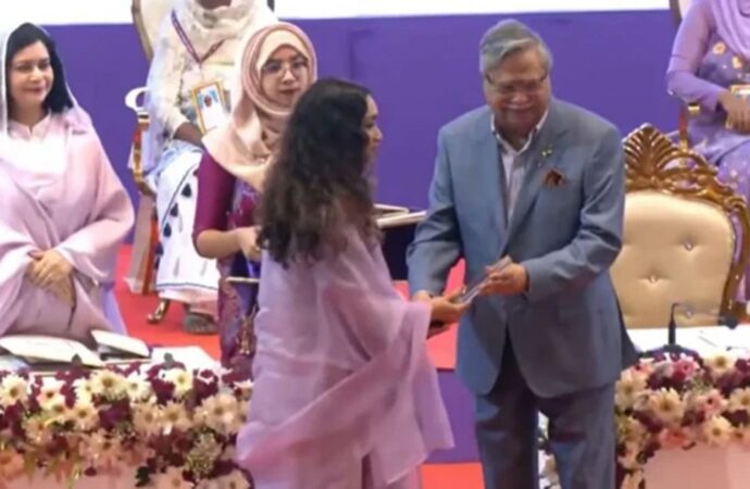 ‘শ্রেষ্ঠ অদম্য নারী’ সম্মাননা পেলেন খালেদা জিয়া, গ্রহণ করলেন জাইমা রহমান