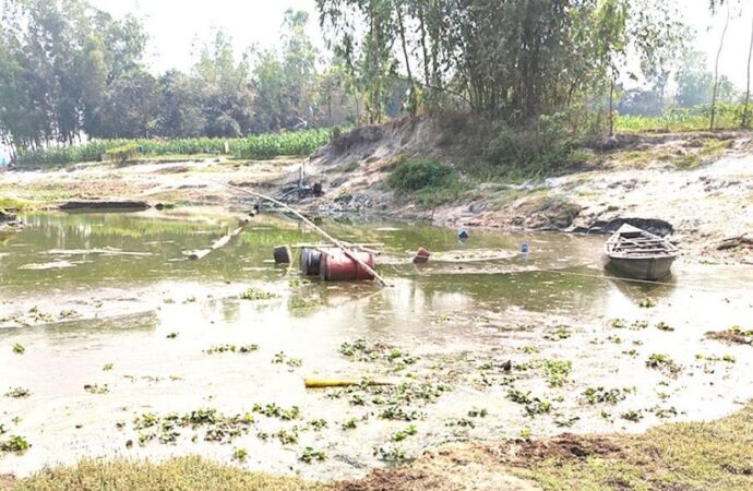 সুন্দরগঞ্জে ফসলি জমি ঘেঁষে বালু উত্তোলনের অভিযোগ