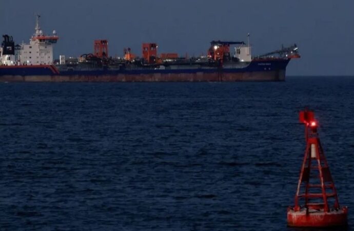 হরমুজ প্রণালিতে মাইন বসাচ্ছে ইরান, ট্রাম্পের হুঁশিয়ারি