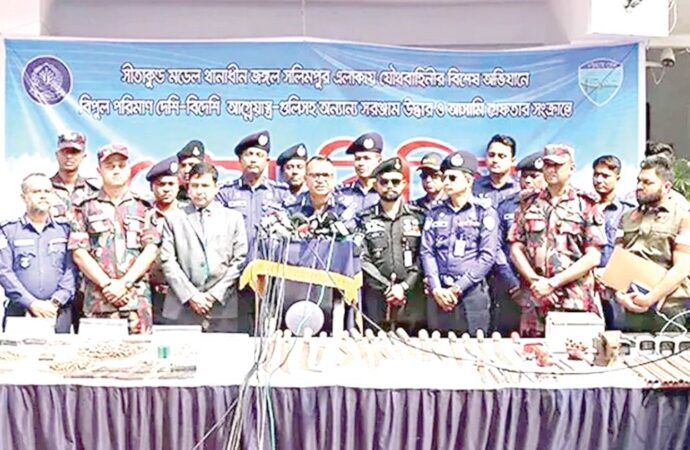 জঙ্গল সলিমপুরে অভিযানে বিপুল অস্ত্র ও গোলাবারুদ উদ্ধার, গ্রেপ্তার ২২