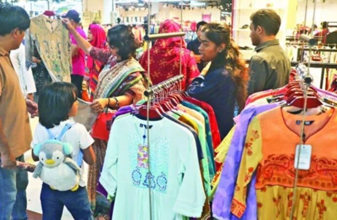 প্রত্যাশার চেয়ে পিছিয়ে ঈদবাজার: কেনাকাটায় নেই আগের সেই চিরচেনা উত্তাপ
