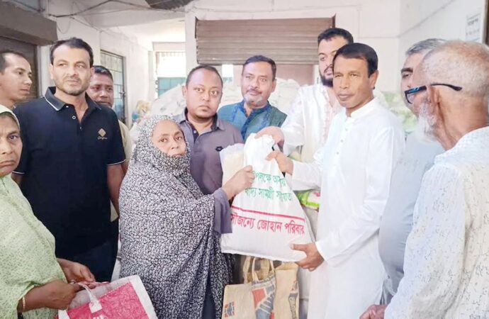 হরিণাকুন্ডুতে বৃদ্ধাশ্রমের মায়েরা পেলেন ঈদ উপহার