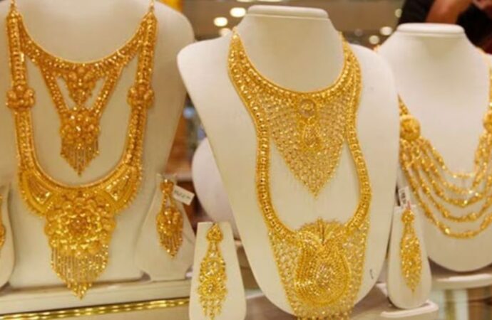 স্বর্ণের বাজারে বড় দরপতন: ভরিতে ৩ হাজার ৩২৪ টাকা কমালো বাজুস