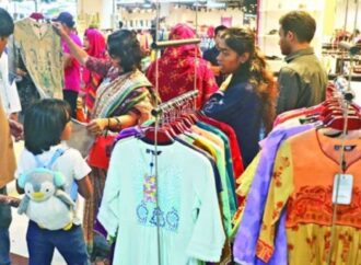 প্রত্যাশার চেয়ে পিছিয়ে ঈদবাজার: কেনাকাটায় নেই আগের সেই চিরচেনা উত্তাপ