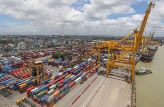 বন্দরের জট কমাতে ৩৭৮ কন্টেইনার পণ্য নিলামে বিক্রির উদ্যোগ এনবিআরের