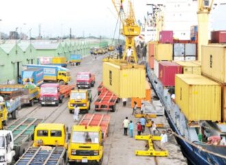 সমুদ্র থেকে সড়কপথে পণ্য পরিবহনে বেড়েছে খরচ