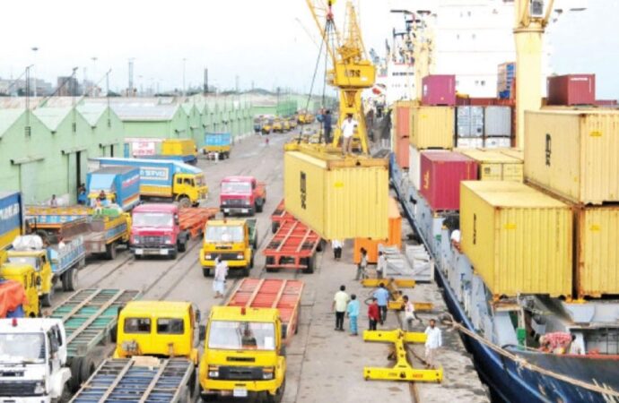 সমুদ্র থেকে সড়কপথে পণ্য পরিবহনে বেড়েছে খরচ