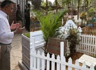 নানা-নানির কবর জিয়ারত করলেন প্রধানমন্ত্রী