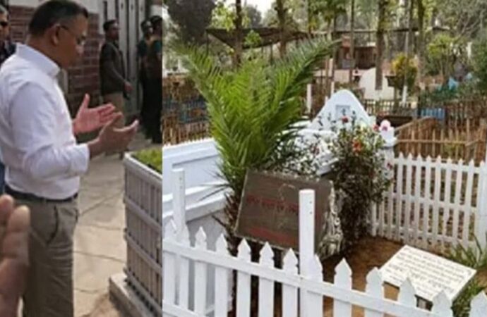 নানা-নানির কবর জিয়ারত করলেন প্রধানমন্ত্রী