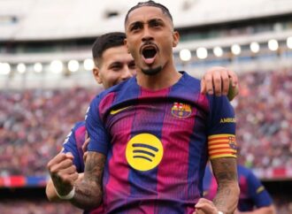 রাফিনিয়ার হ্যাটট্রিক জাদুতে সেভিয়াকে বিধ্বস্ত করল বার্সেলোনা