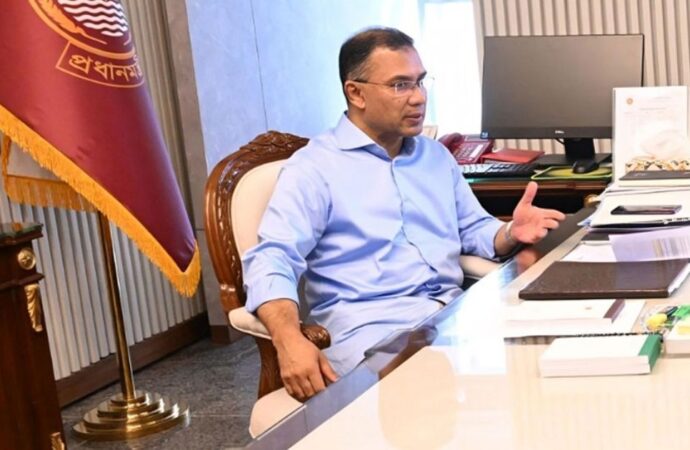 ছুটির দিনেও সচিবালয়ে অফিস করছেন প্রধানমন্ত্রী