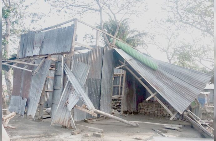 রাতের ঝড় কেড়ে নিলো অর্ধশত পরিবারের ঈদ আনন্দ