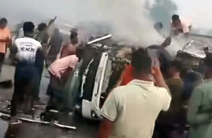 বগুড়ায় মাইক্রোবাসে গ্যাস সিলিন্ডার বিস্ফোরণে নিহত ৩