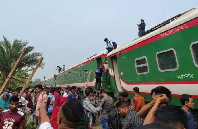 বগুড়ায় ‘নীলসাগর এক্সপ্রেস’ ট্রেন লাইনচ্যুত, আহত অর্ধশতাধিক