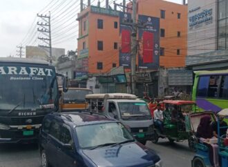ঈদ যাত্রায় ঘরমুখো মানুষের ঢল, সাভারে তিন সড়কে গণপরিবহনের ধীরগতি